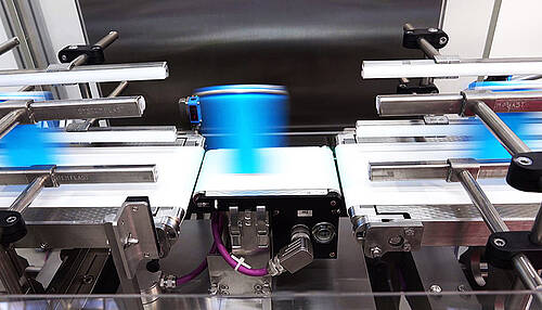 Stable handling and precise weighing of juice boxes Stable handling and precise weighing of juice boxes