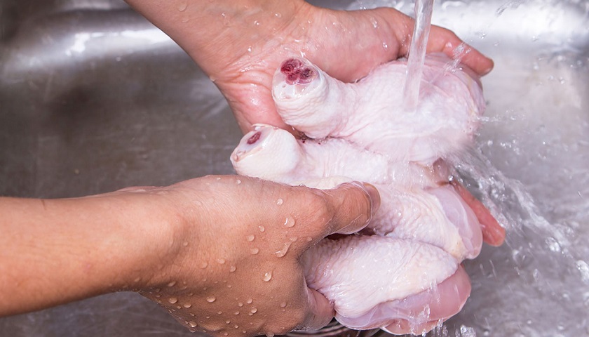 Con la carne cruda de ave es esencial cumplir exactamente las normativas de higiene