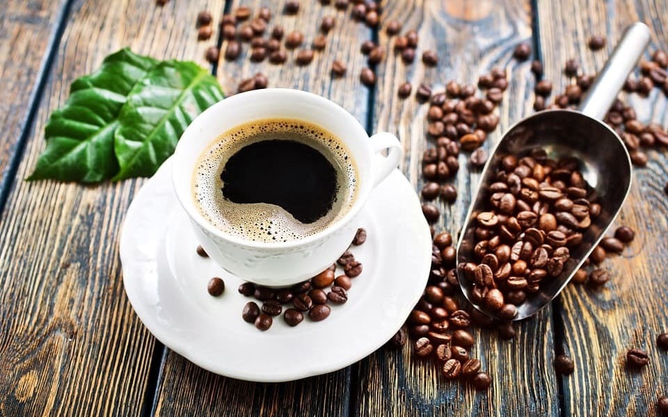 Tasse de café avec grains